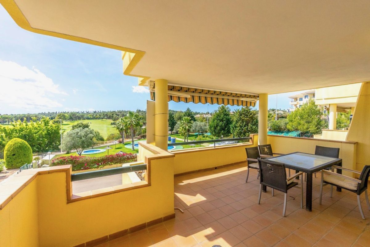Продается просторная и светлая квартира в Campoamor Golf. Недвижимость в Орихуэле.