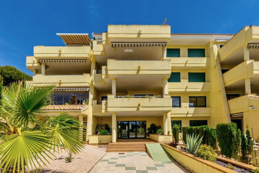 Продается просторная и светлая квартира в Campoamor Golf. Недвижимость в Орихуэле.