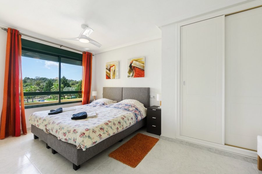 Продается просторная и светлая квартира в Campoamor Golf. Недвижимость в Орихуэле.
