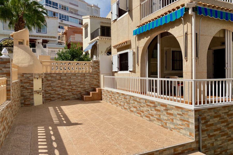 Купить отдельный дом с 3 спальнями в Torreblanca Marina – всего 700 м от пляжа Ла-Мата. Продается отличный отдельный дом с 3 спальнями в одном из лучших районов Торревьехи, в Torreblanca Marina, всего в 700 метрах от пляжа Ла-Мата.