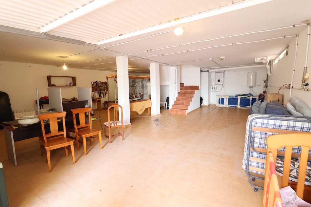 Pārdod villu Orihuela Kostā ar privātu baseinu, tikai dažu soļu attālumā no pludmales.